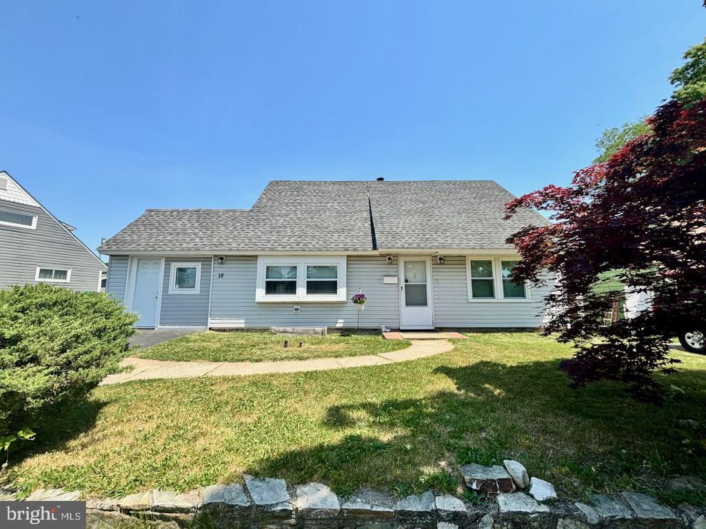 18 PLUMTREE RD, Levittown, PA 19056