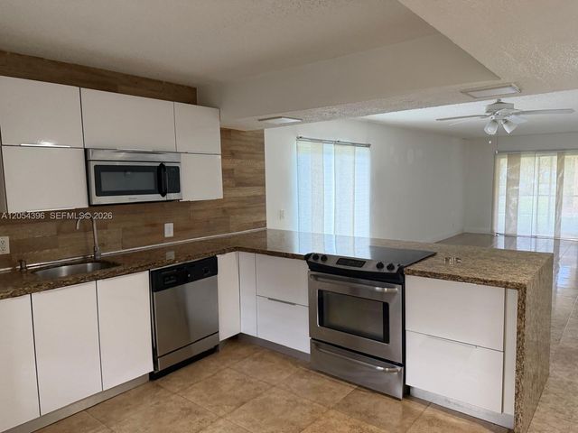 178 Lakeview Dr 101, Weston, FL 33326