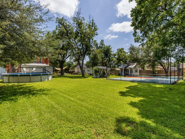 1220 W Lake DR, Taylor, TX 76574