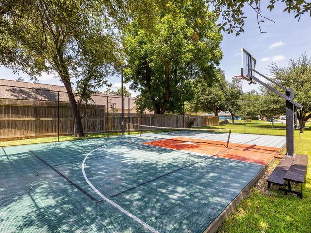1220 W Lake DR, Taylor, TX 76574