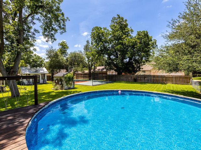 1220 W Lake DR, Taylor, TX 76574