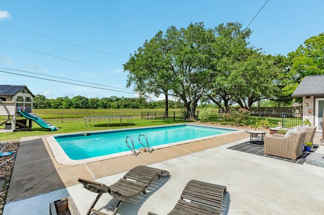 302 E Bronco Bend Street, Angleton, TX 77515