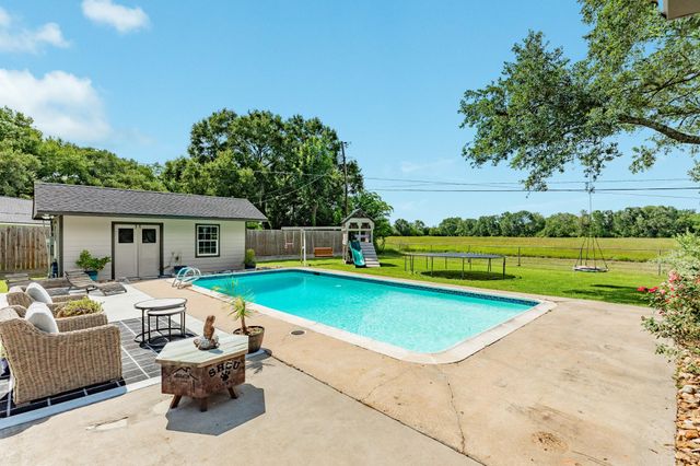 302 E Bronco Bend Street, Angleton, TX 77515