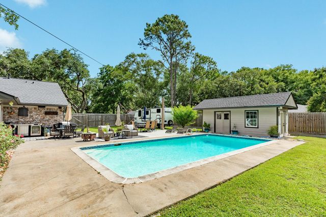 302 E Bronco Bend Street, Angleton, TX 77515