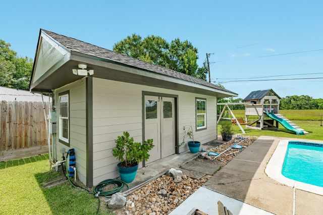 302 E Bronco Bend Street, Angleton, TX 77515