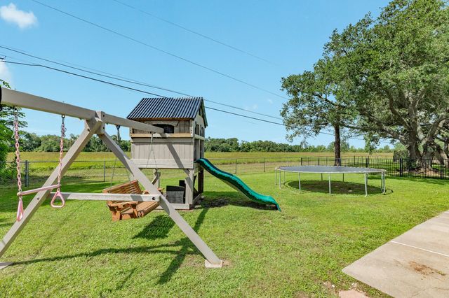 302 E Bronco Bend Street, Angleton, TX 77515