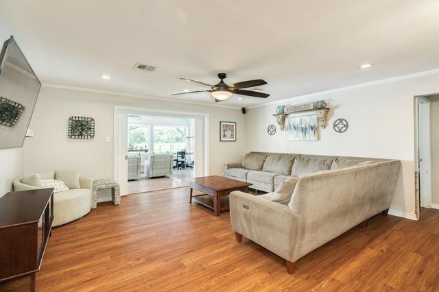 302 E Bronco Bend Street, Angleton, TX 77515