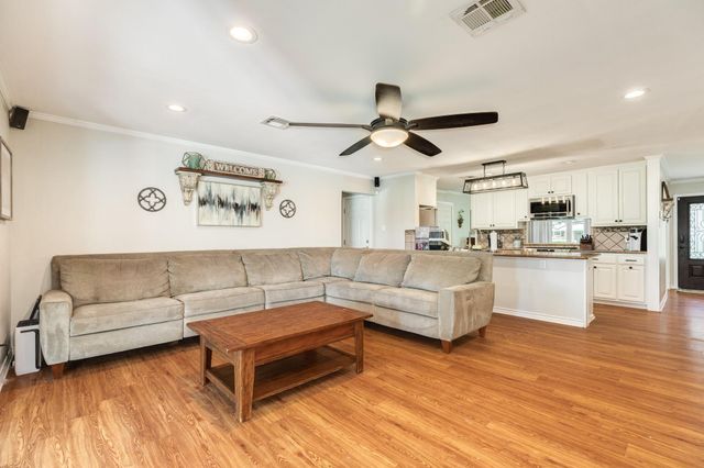 302 E Bronco Bend Street, Angleton, TX 77515