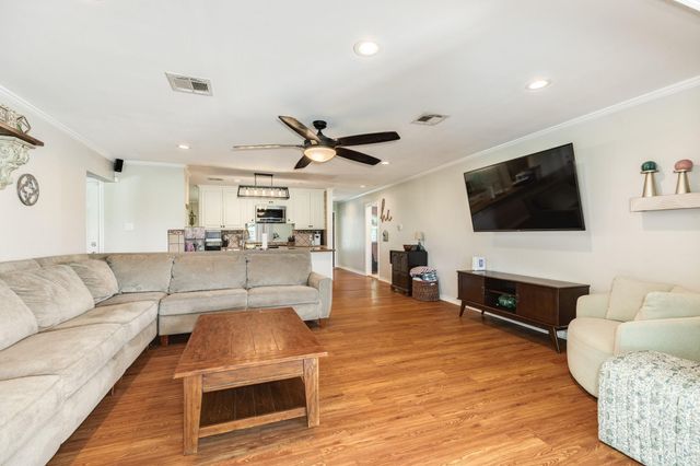 302 E Bronco Bend Street, Angleton, TX 77515