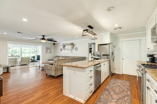 302 E Bronco Bend Street, Angleton, TX 77515