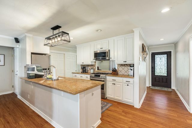 302 E Bronco Bend Street, Angleton, TX 77515