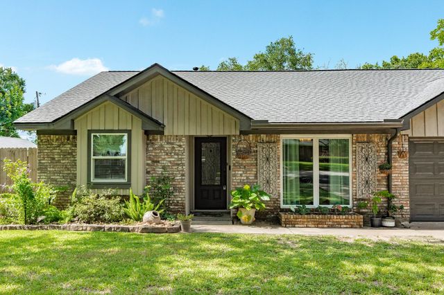 302 E Bronco Bend Street, Angleton, TX 77515