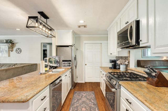 302 E Bronco Bend Street, Angleton, TX 77515