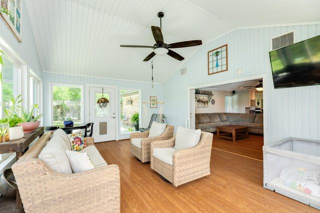 302 E Bronco Bend Street, Angleton, TX 77515