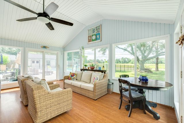 302 E Bronco Bend Street, Angleton, TX 77515