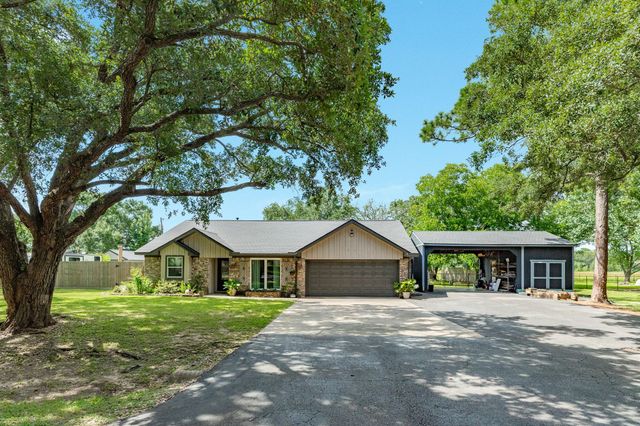 302 E Bronco Bend Street, Angleton, TX 77515