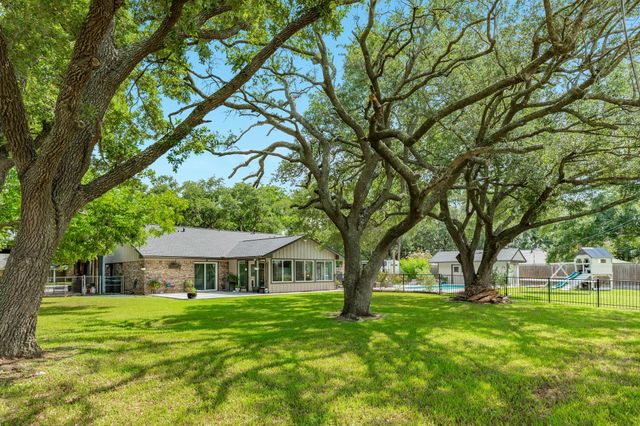 302 E Bronco Bend Street, Angleton, TX 77515