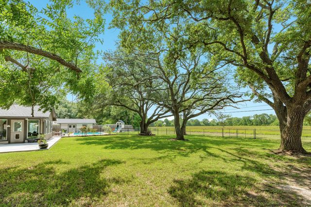 302 E Bronco Bend Street, Angleton, TX 77515