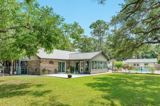 302 E Bronco Bend Street, Angleton, TX 77515