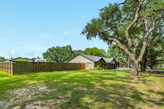302 E Bronco Bend Street, Angleton, TX 77515