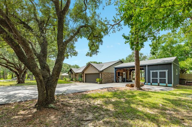 302 E Bronco Bend Street, Angleton, TX 77515