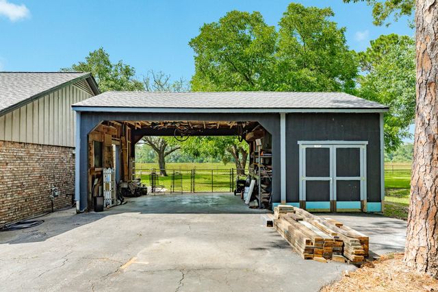 302 E Bronco Bend Street, Angleton, TX 77515