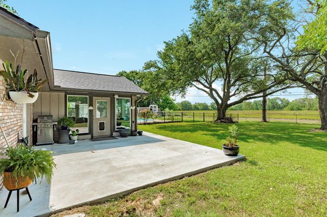 302 E Bronco Bend Street, Angleton, TX 77515