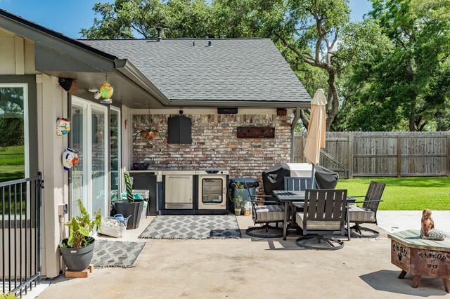 302 E Bronco Bend Street, Angleton, TX 77515