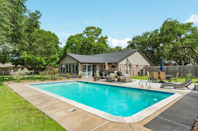 302 E Bronco Bend Street, Angleton, TX 77515