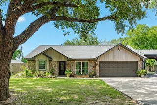 302 E Bronco Bend Street, Angleton, TX 77515