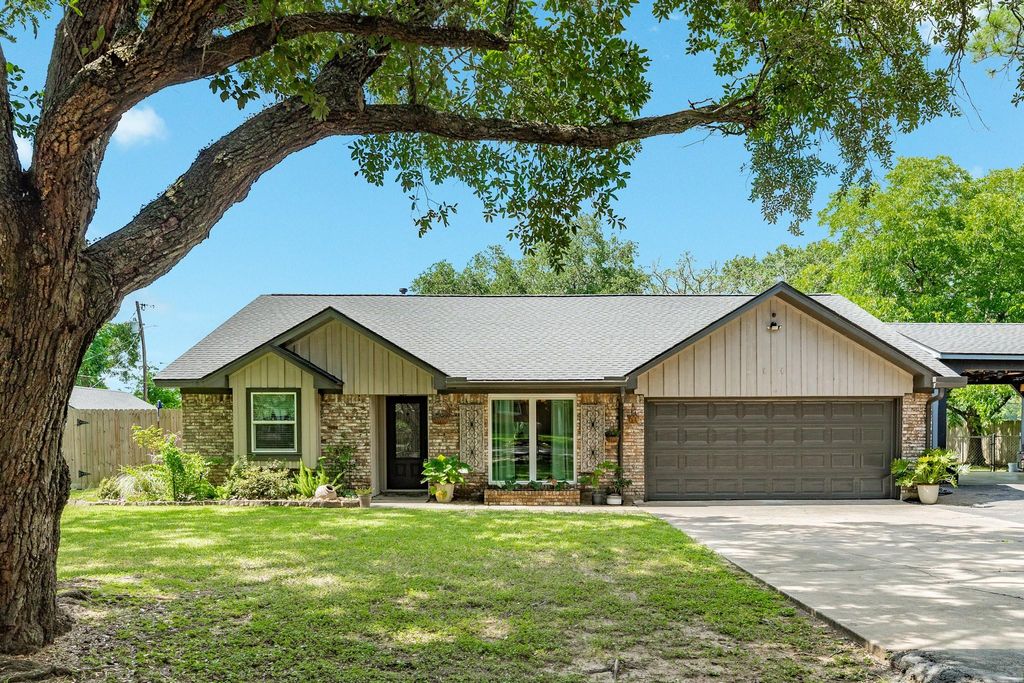 302 E Bronco Bend Street, Angleton, TX 77515