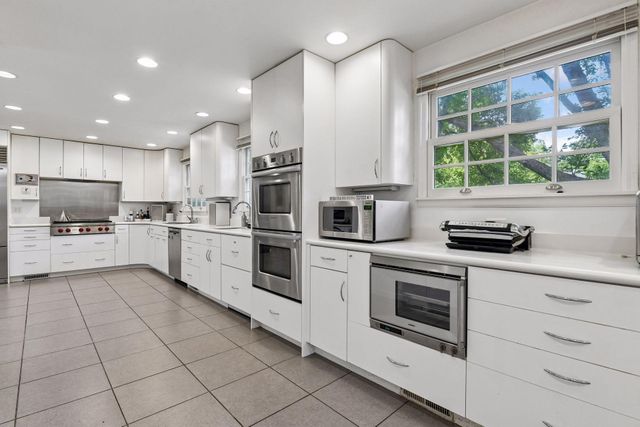 830 Edgemoor Drive, Hopkins, MN 55305