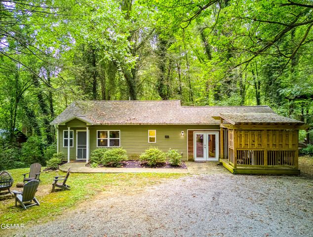 627 Red Bud Lane, Gatlinburg, TN 37738