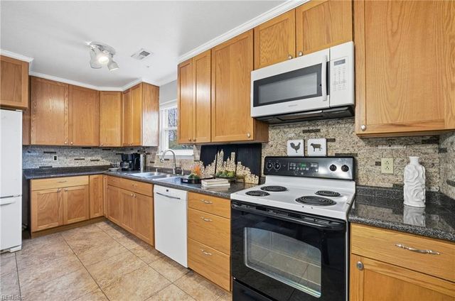 1617 Woodbriar LN, Chesapeake, VA 23323