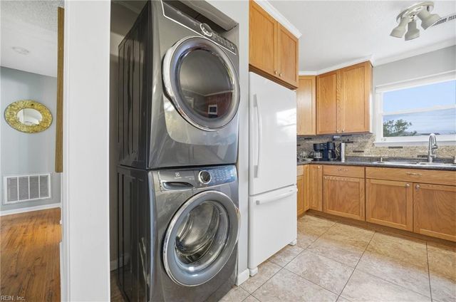 1617 Woodbriar LN, Chesapeake, VA 23323