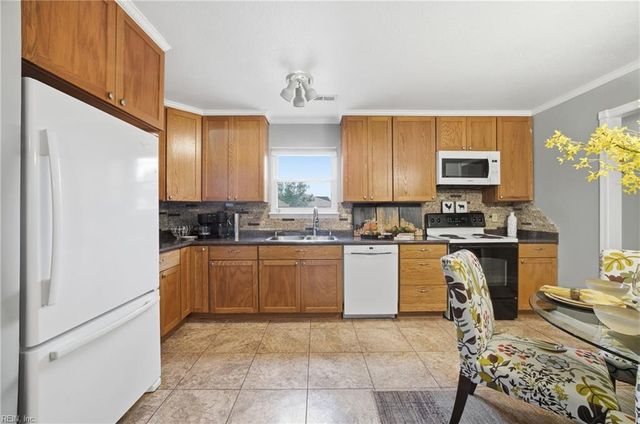 1617 Woodbriar LN, Chesapeake, VA 23323