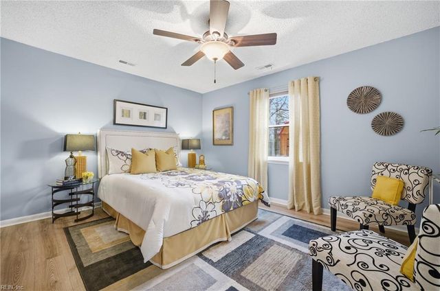 1617 Woodbriar LN, Chesapeake, VA 23323