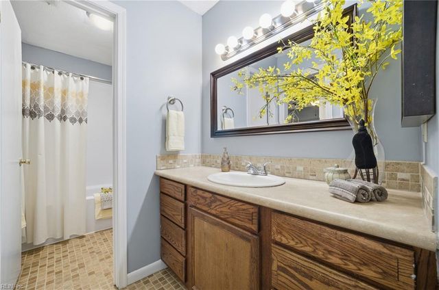 1617 Woodbriar LN, Chesapeake, VA 23323