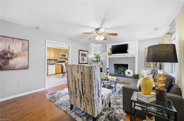 1617 Woodbriar LN, Chesapeake, VA 23323