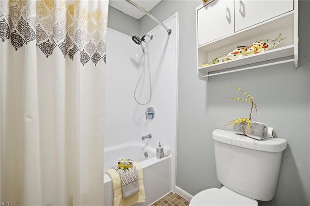 1617 Woodbriar LN, Chesapeake, VA 23323