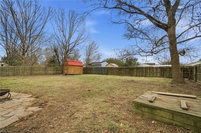 1617 Woodbriar LN, Chesapeake, VA 23323