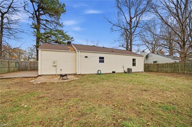 1617 Woodbriar LN, Chesapeake, VA 23323