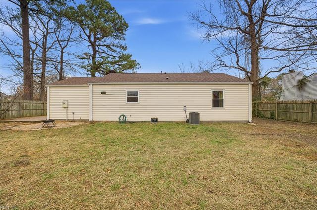 1617 Woodbriar LN, Chesapeake, VA 23323