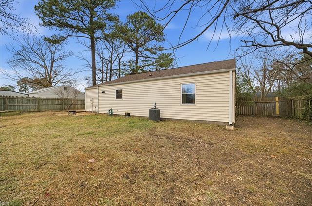 1617 Woodbriar LN, Chesapeake, VA 23323