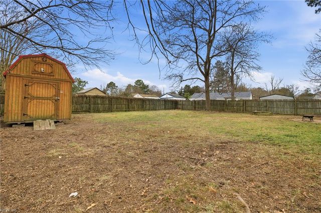 1617 Woodbriar LN, Chesapeake, VA 23323