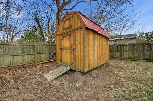 1617 Woodbriar LN, Chesapeake, VA 23323