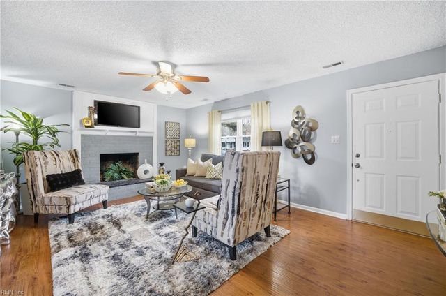 1617 Woodbriar LN, Chesapeake, VA 23323