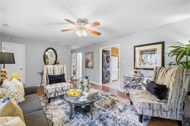 1617 Woodbriar LN, Chesapeake, VA 23323