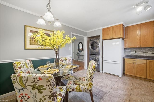 1617 Woodbriar LN, Chesapeake, VA 23323