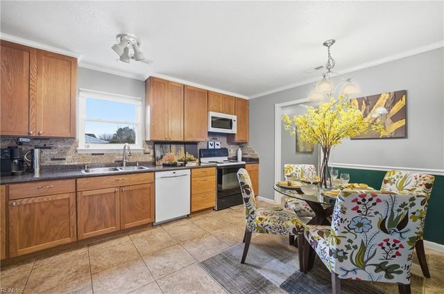 1617 Woodbriar LN, Chesapeake, VA 23323